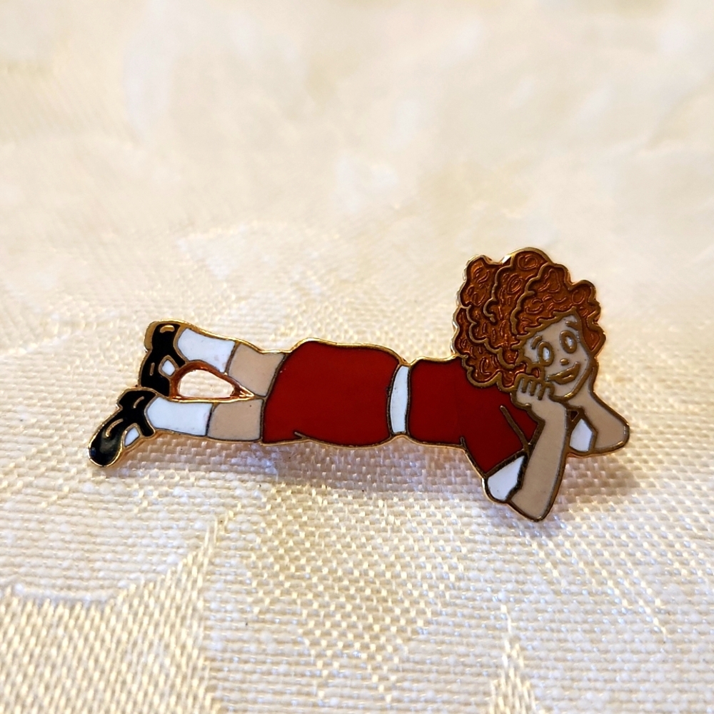Annie Vintage Souvenir Pin